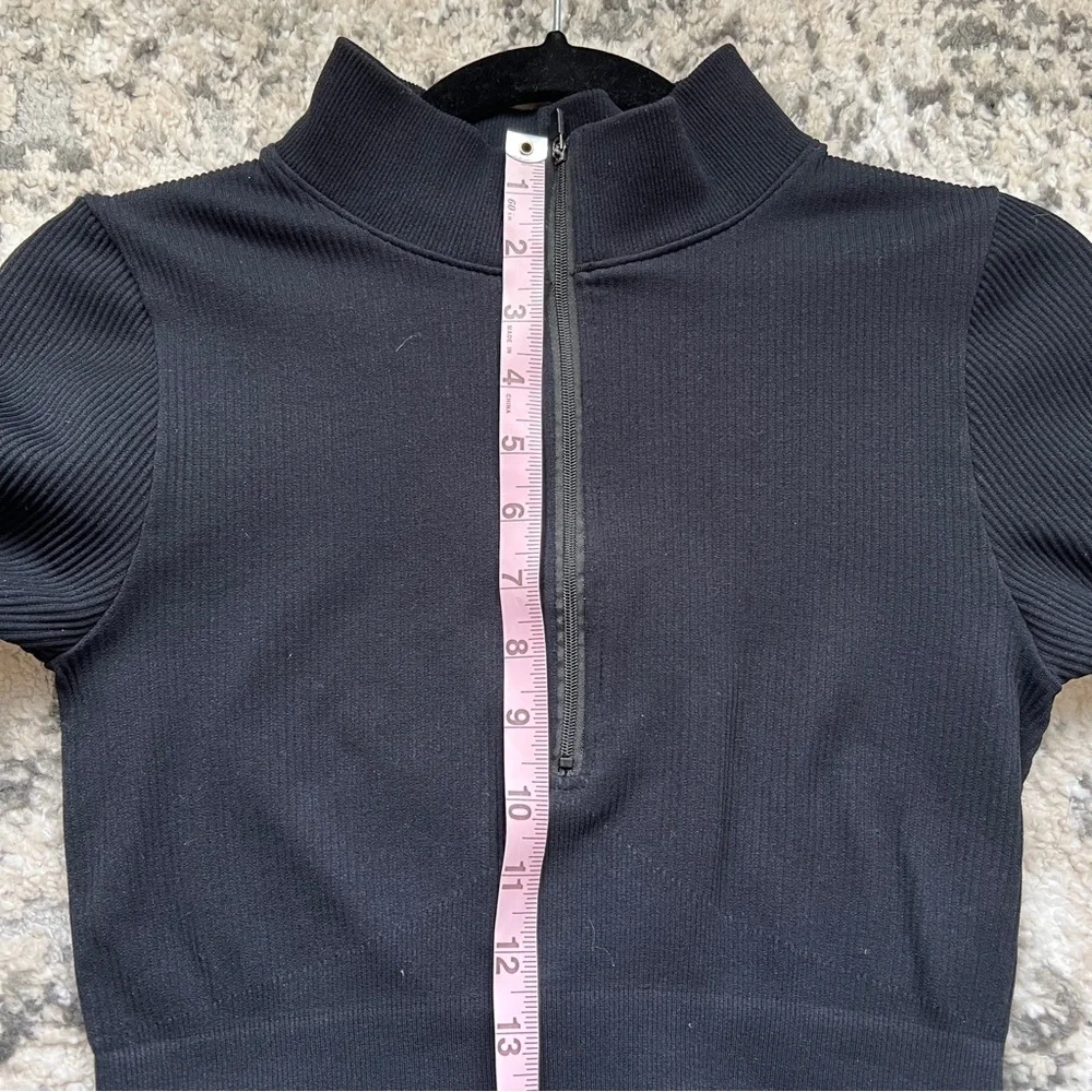 🔥Black Ribbed Zip-Up Crop Top - Picture 10 of 12